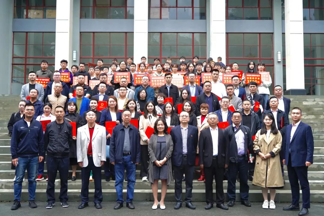 四川錦程綜合能源有限公司參加成都電力行業(yè)協(xié)會組織44家愛心企業(yè)參加&ldquo;2023成都工匠人才培養(yǎng)計(jì)劃&rdquo;捐贈儀式